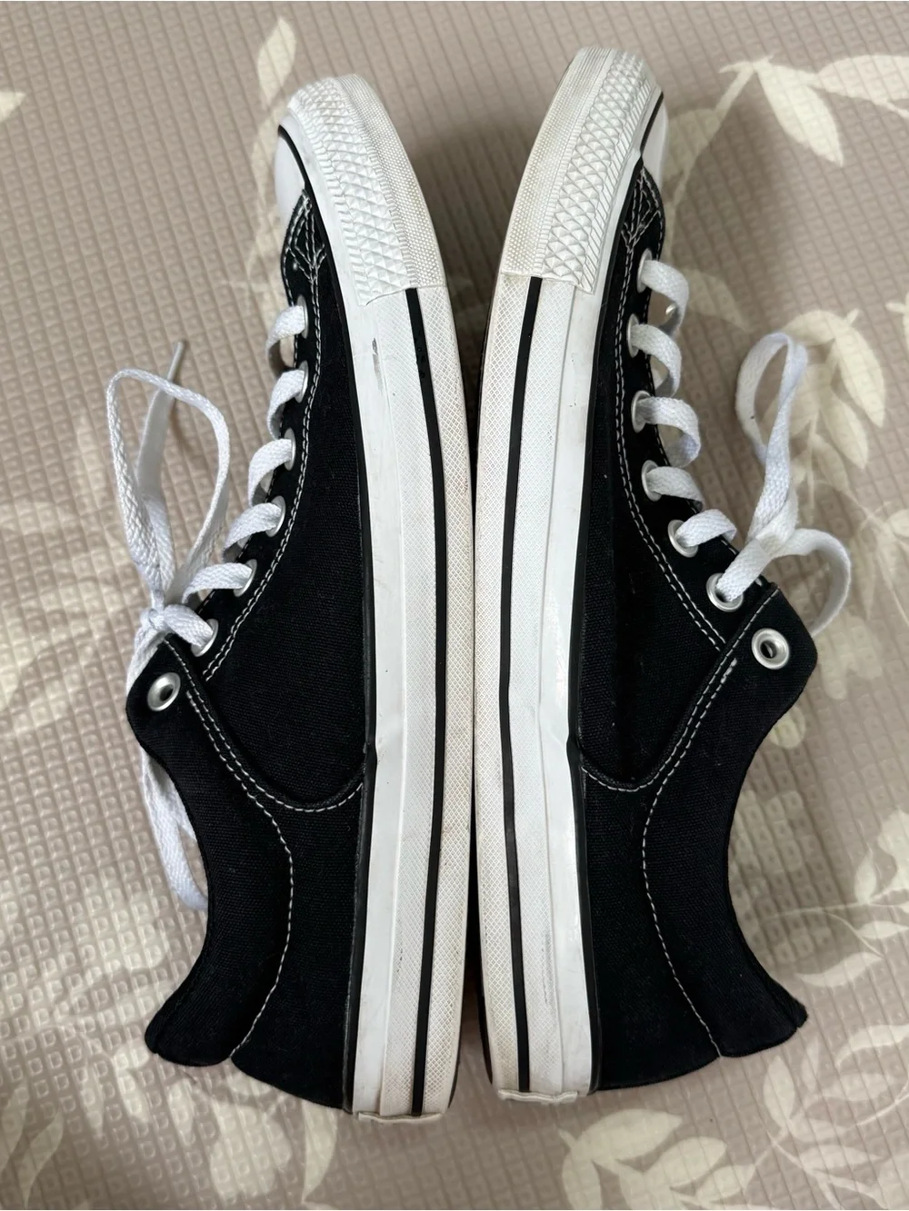 Converse Black and White Unisex Canvas Sneaker women’s size 12, men’s size 10 - Picture 2 of 7